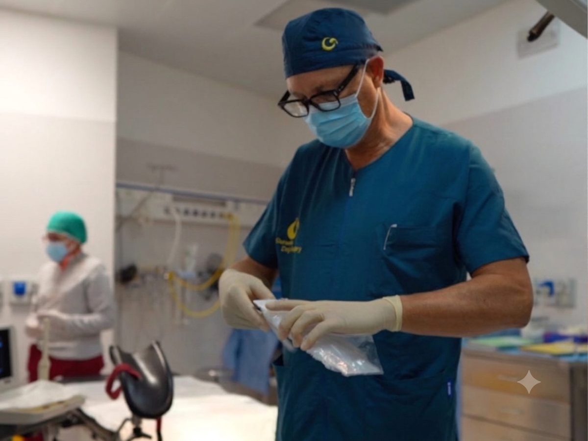 Il Dr. Ferraro durante una procedura in sala operatoria